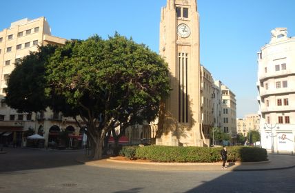 Plac Nijmeh, na środku zegar marki "Rolex"